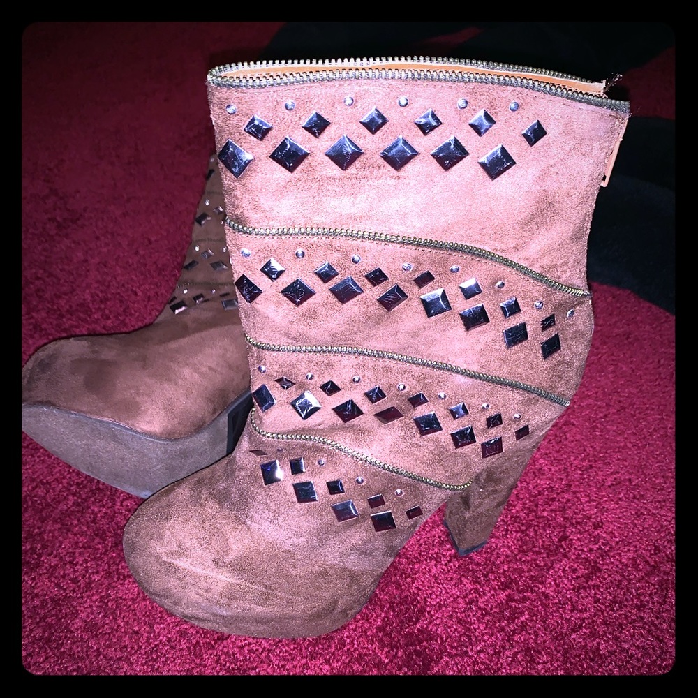NWOT Suede chunky heel shoe  boot